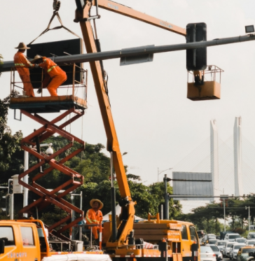 能用车载剪叉式升降机安装道路交通标志牌吗